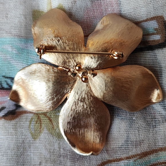 Frosted Matte White Enameled Unsigned Boucher? Vintage Brooch Blazer Pin Unisex - Picture 2 of 11